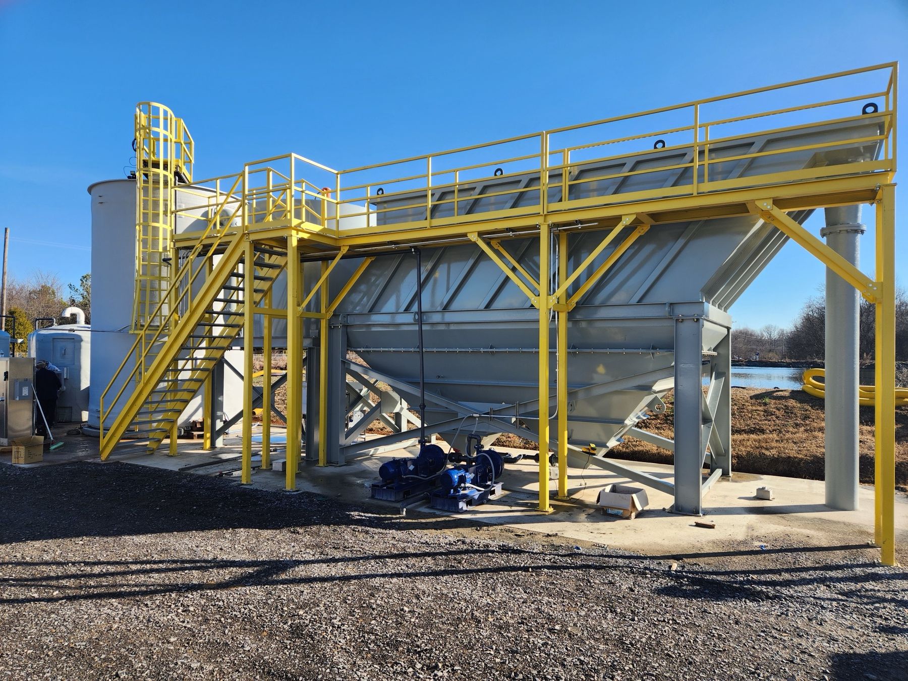 Rental clarifier installed on site with access platform and stairs